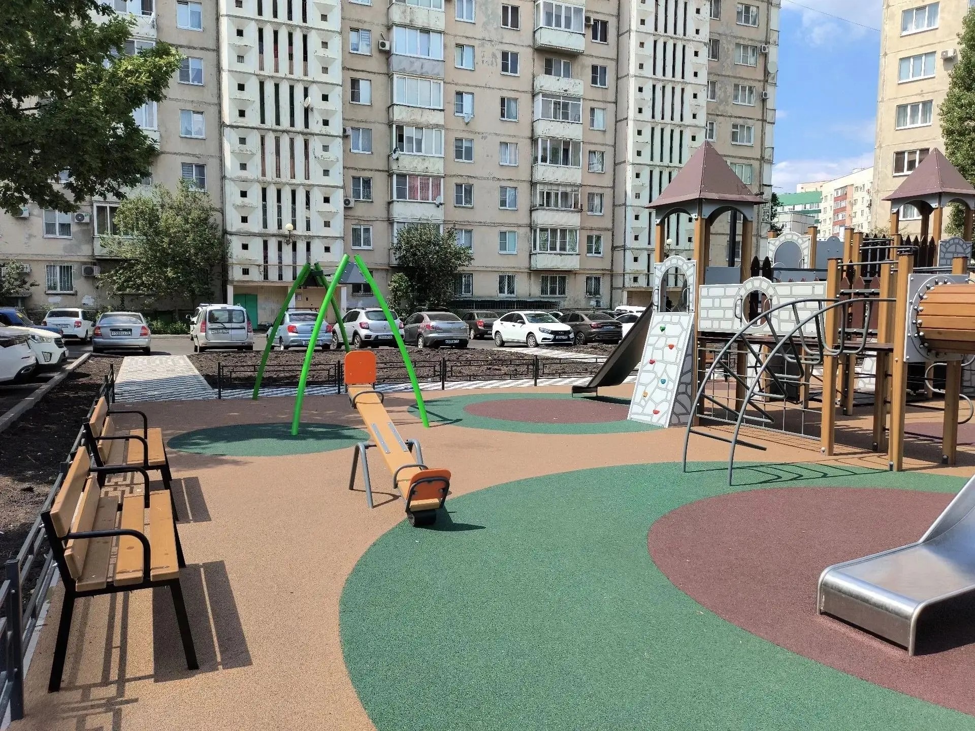 В Ставрополе завершается благоустройство детской и спортивной площадки на проспекте Юности.