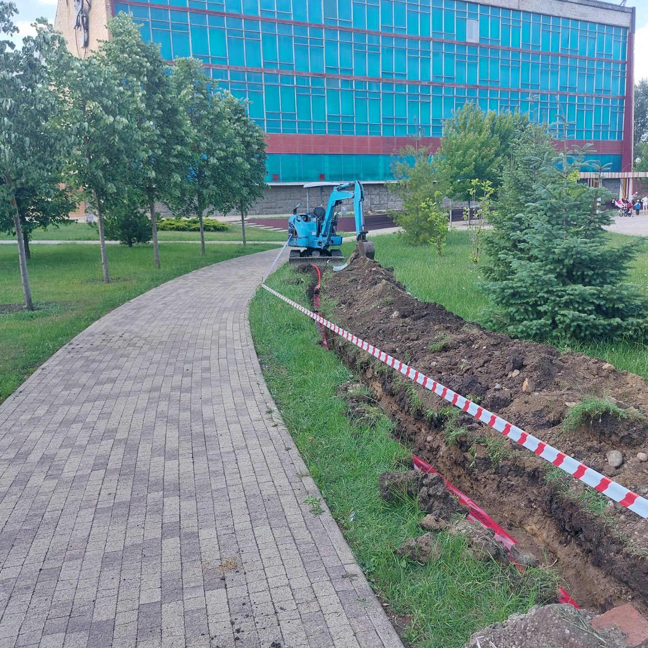 В двух городских скверах Ставрополя обновят линии уличного освещения.