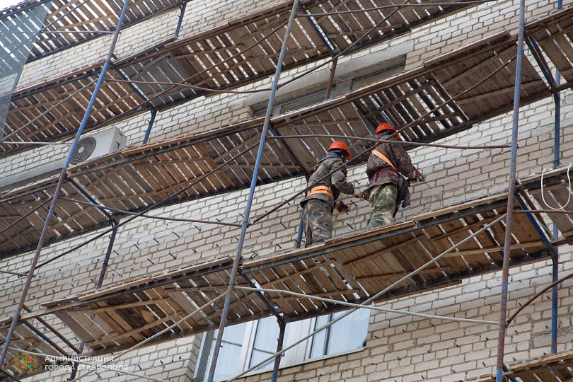 Фундамент и фасады многоквартирных домов по улице Мира укрепляют в Ставрополе.