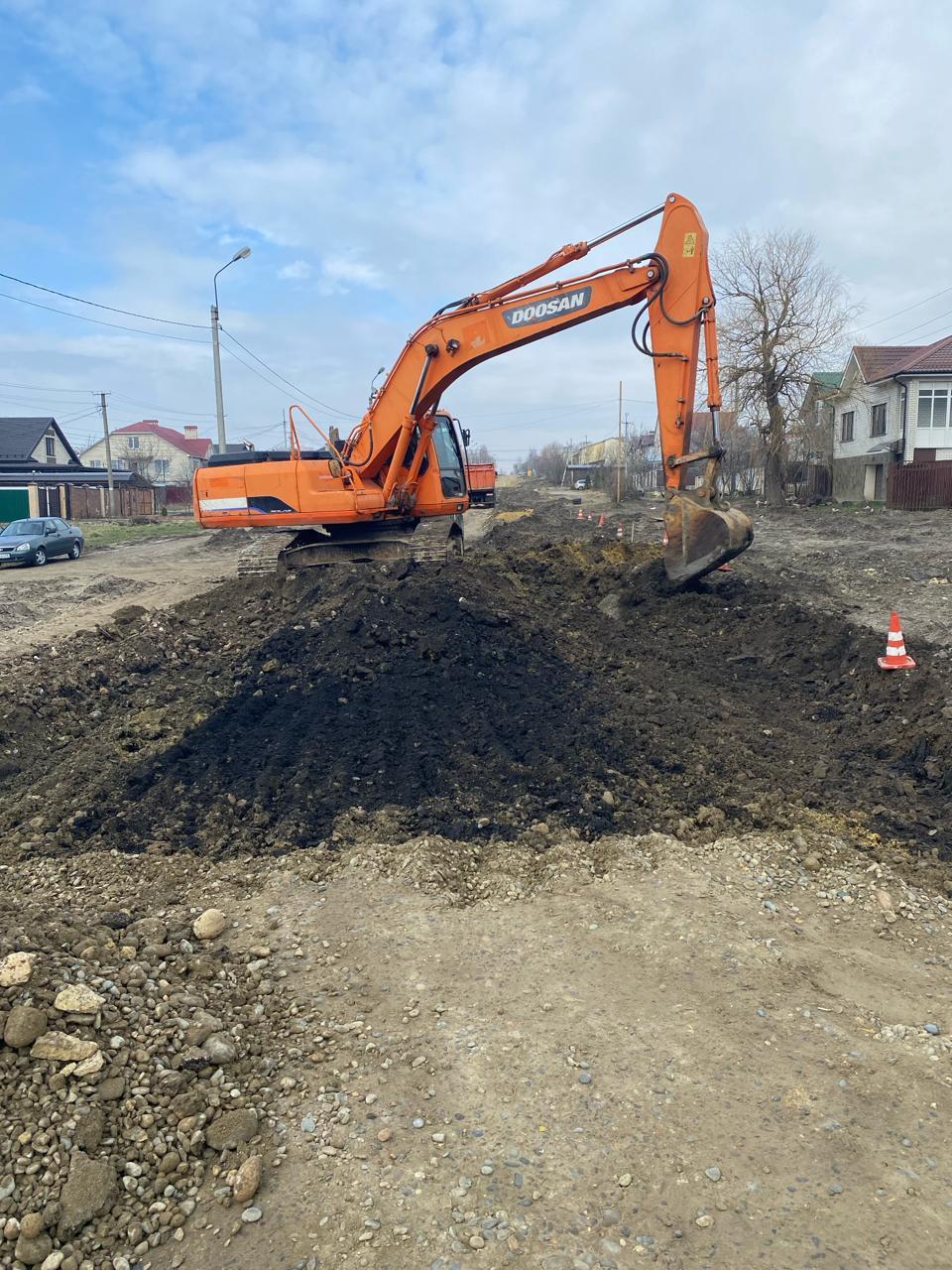 К устройству дороги приступили на бульваре Зеленая роща в Ставрополе.