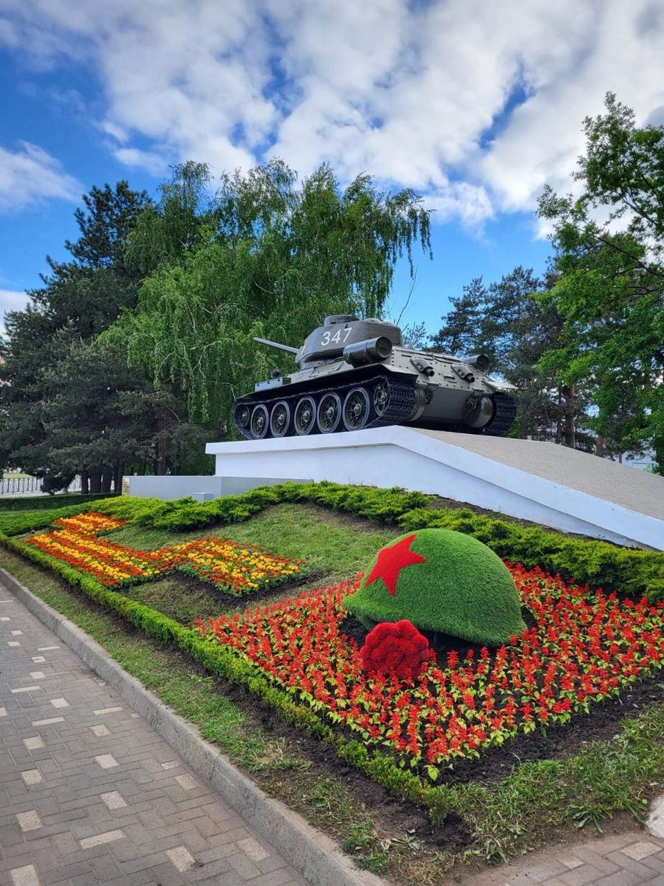 Цветущие символы Победы появились на клумбах Ставрополя к 9 Мая.