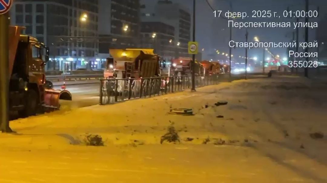 Две сотни коммунальщиков Ставрополя участвуют в расчистке города от снега.