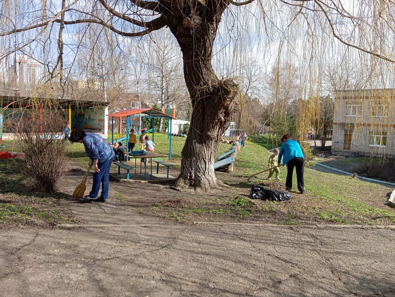 Более 35 кубометров мусора собрали с улиц Ставрополя в первую санитарную пятницу.