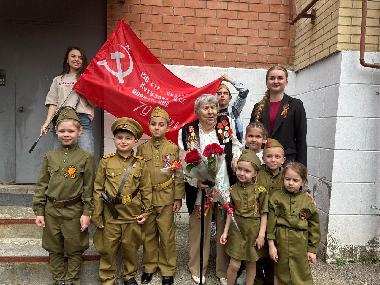 В Ставрополе фронтовые бригады подарили ветеранам концерты с доставкой на дом.