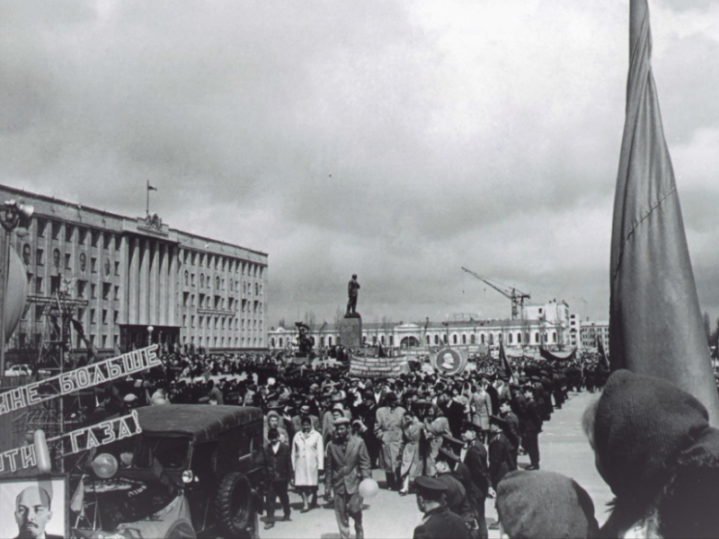 Участники празднования 1 Мая на площади имени В.И. Ленина. Колонна работников предприятий газовой промышленности. 01 мая 1965 года.  (Архивный отдел управления делопроизводства  и архива администрации города Ставрополя.  Фотодокументы. оп. 1, ед.хр. 284).