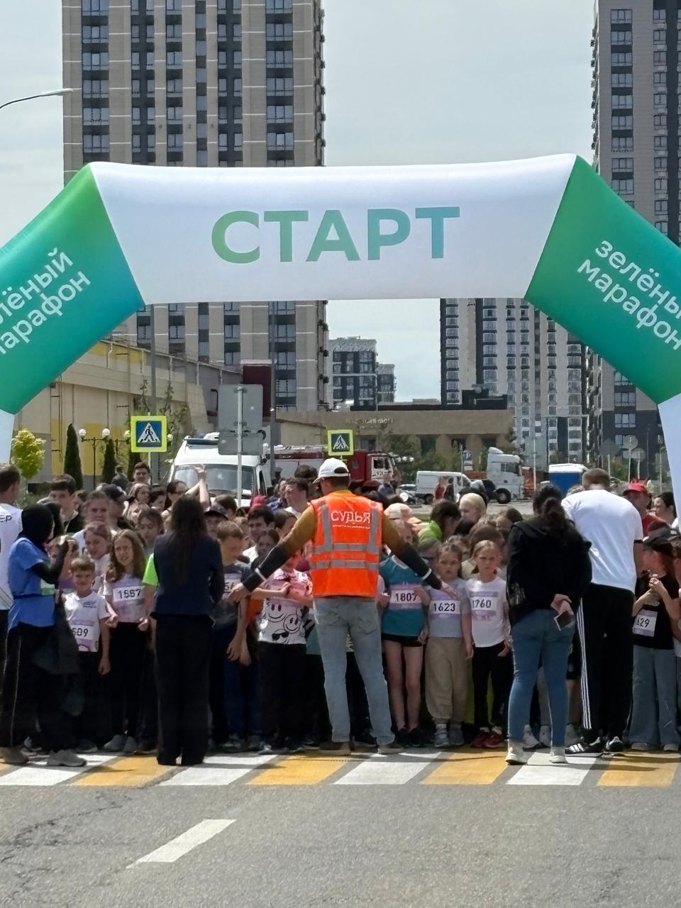 Накануне Дня защиты детей, 31 мая в Ставрополе более 2 тысяч человек собрались на Владимирской площади, чтобы принять участие в детских, юниорских и взрослых забегах. Ещё столько же болельщиков пришли поддержать своих бегунов..