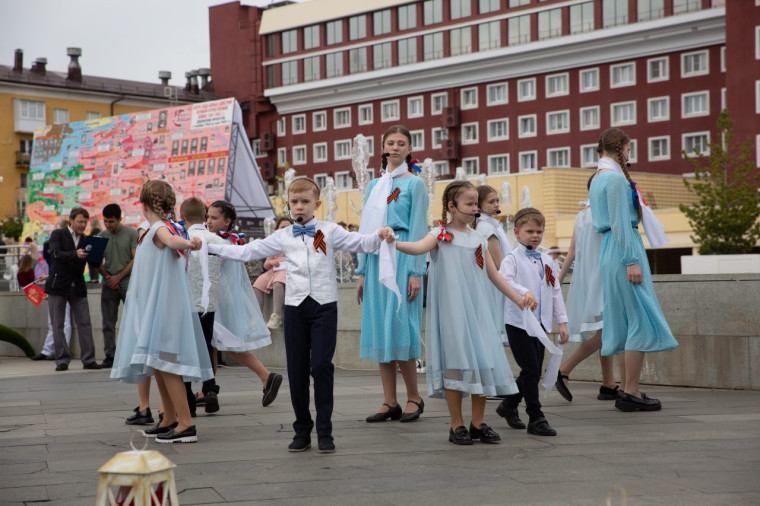 Вальс Победы, фронтовые бригады, автопробег и семейный фестиваль – в Ставрополе продолжается празднование 80-й годовщины Победы в Великой Отечественной войне. Вальс Победы, фронтовые бригады, автопробег и семейный фестиваль – в Ставрополе продолжается празднование 80-й годовщины Победы в Великой Отечественной войне.
