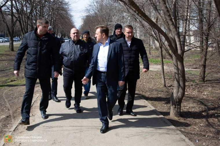 Мэр Иван Ульянченко проверил, как реализуются национальные проекты по благоустройству в Ставрополе. Мэр Иван Ульянченко проверил, как реализуются национальные проекты по благоустройству в Ставрополе.