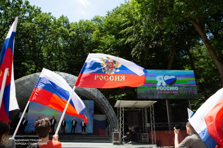 Праздничный концерт в День России прошел в парке Победы Ставрополя. Праздничный концерт в День России прошел в парке Победы Ставрополя.