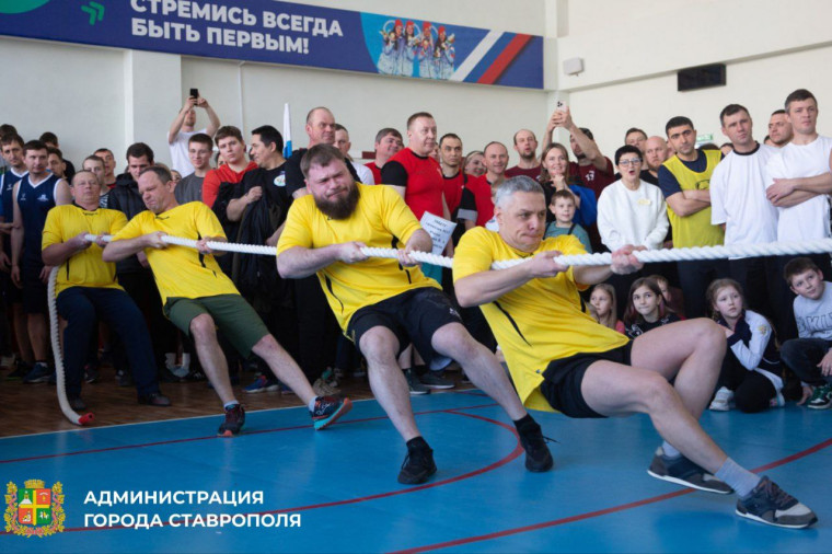 В Ставрополе 45 команд отцов-молодцов состязались в силе и ловкости на городском турнире. В Ставрополе 45 команд отцов-молодцов состязались в силе и ловкости на городском турнире.